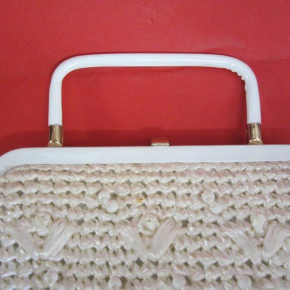 VINTAGE 50'S IVORY CROCHETED STRAW SMALL BAG W/METAL PAINTED HANDLE , VERY RETRO - Picture 5 of 11